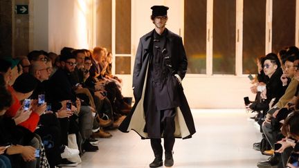 Défilé automne-hiver 2020-21 du créateur japonais&nbsp;Yohji Yamamoto&nbsp;lors de la Fashion Week masculine, le 16 janvier 2020 à Paris.&nbsp; (FRANCOIS GUILLOT / AFP)