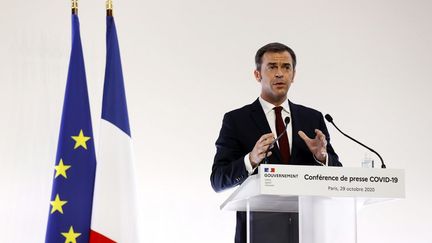 Le ministre de la Santé Olivier Véran, donne une conférence de presse le 29 octobre 2020, à l'hôtel&nbsp;de Matignon, sur les mesures pour lutter contre la deuxième vague de Covid-19 en France. (IAN LANGSDON / POOL)