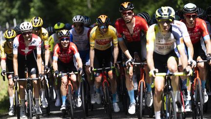 Le leader du Tour de Suisse, Stephen Williams, en contrôle dans le peloton lors de la troisième étape, le 14 juin 2022. (GIAN EHRENZELLER / MAXPPP)