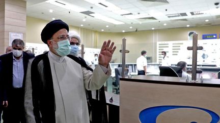 Le président iranien, Ebrahim Raisi, visite la centrale nucléaire de Bushehr,&nbsp;le 8 octobre 2021. (IRANIAN PRESIDENCY / AFP)