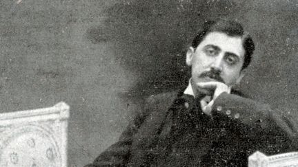 Marcel Proust se relaxant dans un sofa, vers 1900
 (Mary Evans / Sipa)