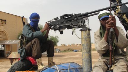 Des combattants islamistes du Mouvement pour l'unicit&eacute; et le jihad en Afrique de l'Ouest tiennent une position pr&egrave;s de l'a&eacute;roport de Gao, au Mali, le 7 ao&ucirc;t 2012. (ROMARIC OLLO HIEN / AFP)