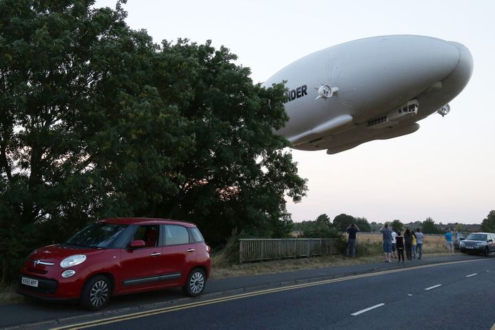 L'Airlander 10 effectue un vol à une quinzaine de mètres de hauteur autour du hangar où il a été conçu, mercredi 17 août 2016 près de Beford (Royaume-Uni). (JUSTIN TALLIS / AFP)