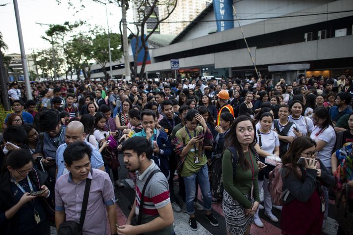 Des employés à Manille, aux Philippines, après un séisme de magnitude 6,3 qui a touché le pays, le 22 avril 2019.&nbsp; (NOEL CELIS / AFP)