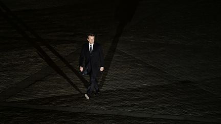 Emmanuel Macron se dirige vers la pyramide du Louvre, à Paris, au soir du second tour de l'élection présidentielle, le 7 mai 2017. (REUTERS)