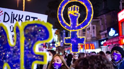 Une manifestation durant la journée internationale pour l'élimination des violences faites aux femmes à Istanbul le 25 novembre 2021. (YASIN AKGUL / AFP)