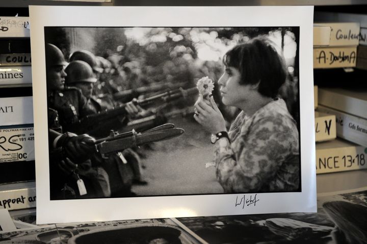 Chez Marc Riboud, le 9 décembre 2011, sa célèbre "Fille à la fleur" lors d'une marche pour la paix au Vietnam
 (Alexandre Marchi / PhotoPQR / L&#039;Est Républicain / MAXPPP)