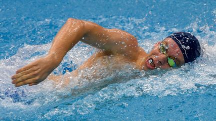 Le nageur français Léon Marchand, lors de la Coupe du monde en petit bassin à Singapour, le 2 novembre 2024. (ROSLAN RAHMAN / AFP)