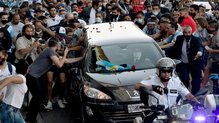 Les fans se ruent pour s'approcher du cortège funèbre de Diego Armando Maradona dans les rues de Buenos Aires (RAUL FERRARI / TELAM)