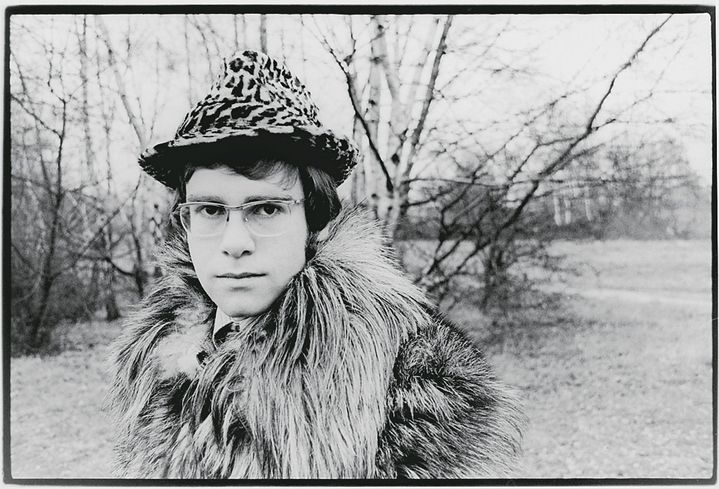 Elton John en janvier 1968, ses premières photos promotionnelles. (VAL WILMER / REDFERNS / GETTY IMAGES)