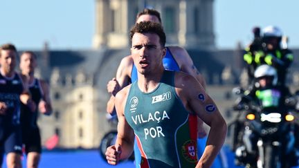 Le triathlète portugais Vasco Vilaça lors de l'épreuve de relais mixte olympique le 5 août 2024 à Paris. (MEHMET MURAT ONEL / ANADOLU VIA AFP)