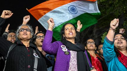 Des médecins et militants manifestent contre les violences faites aux femmes après le viol et le meurtre d'un médecin, à Calcutta (Inde), le 17 janvier 2025. (DIBYANGSHU SARKAR / AFP)