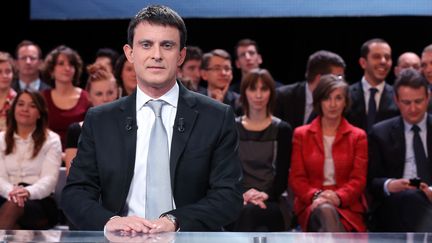 Le ministre de l'Int&eacute;rieur, Manuel Valls, sur le plateau de France 2, le 6 d&eacute;cembre 2012. (THOMAS SAMSON / AFP)