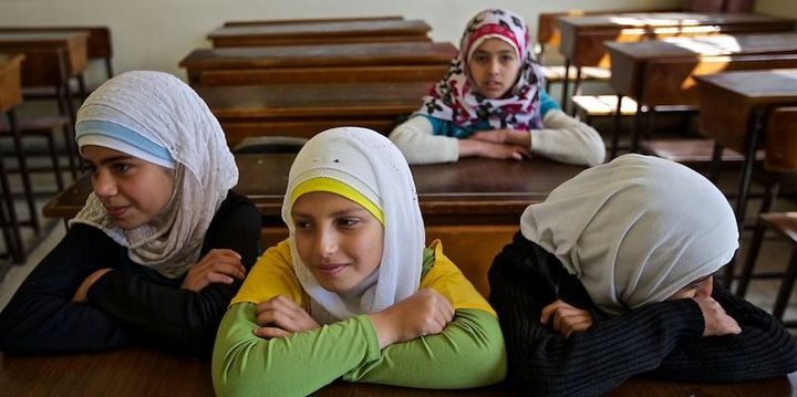 Des écolières à Alep. Sur les 15 professeurs de cette école, un seul est resté pour faire une demie-heure de cours par jour aux 60 élèves, avec l'aide de bénévoles (William Roguelon)