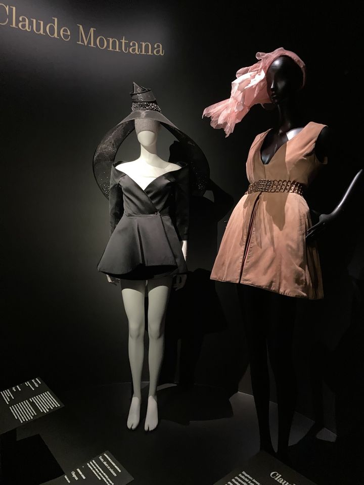 L'exposition "Stephen Jones, chapeaux d'artiste" au Palais Galliera : tenues Claude Montana accessoirisées par Stephen Jones, le 17 octobre 2024. (CORINNE JEAMMET)