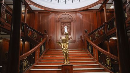 L'escalier principal du Titanic a été reproduit à l'identique pour une exposition à découvrir à Paris jusqu'au 10 septembre 2023. (GEOFFROY VAN DER HASSELT / AFP)