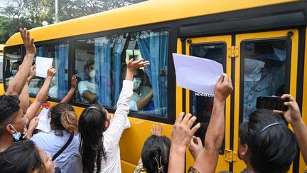 Un bus transportant des prisonniers amnistiés, le 3 mai 2023 à Rangoun (Birmanie). (AFP)