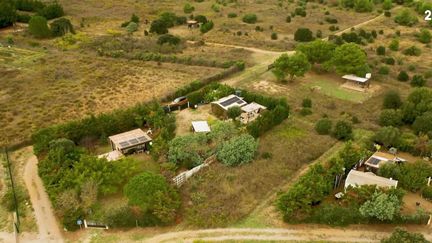 La difficulté de se loger n’épargne pas les zones rurales. Ainsi, il est possible de voir des caravanes ou des cabanes occuper des terrains non constructibles dans les campagnes. Ce phénomène s’appelle la cabanisation. Dans l’Hérault, 30 000 terrains sont ainsi occupés illégalement par cet habitat précaire.