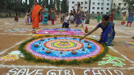 Ainsi, ce concours de rangoli à Hyderabad. Les rangoli sont des figures traditionnelles réalisées en poudres colorées. Partout en Inde dans les villages, les femmes font ces dessins chaque matin sur les seuils ou dans la cour des maisons ou sur le sol des temples. A l'occasion de ce concours, une femme a rajouté une alerte sur le sort fait aux filles en Inde. (Noah SEELAM / AFP)