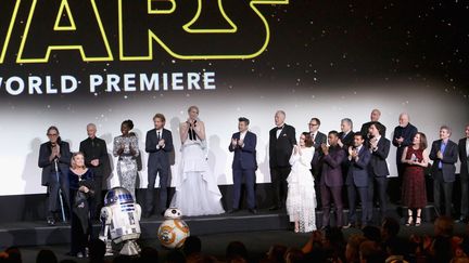 L'équipe de "Star Wars 7" , "Le réveil de la force", sur scène le 14 décembre.
 (Jesse Grant / GETTY IMAGES NORTH AMERICA / AFP)