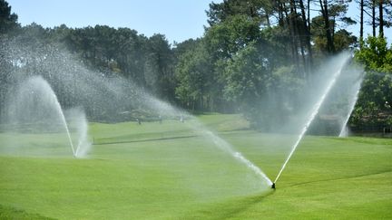 Arrosage du gazon au golf de Seignosse (Landes), le 16 mai 2023. (GAIZKA IROZ / AFP)