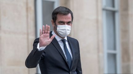 Le ministre de la Santé, Olivier Véran, à la sortie du Conseil des ministres, le 12 janvier 2022, à Paris. (ARTHUR NICHOLAS ORCHARD / HANS LUCAS / AFP)