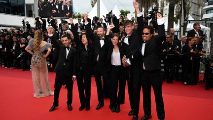 Les membres du jury de la Palme Queer, présidée par Catherine Corsini, points levés&nbsp; (CHRISTOPHE SIMON / AFP)