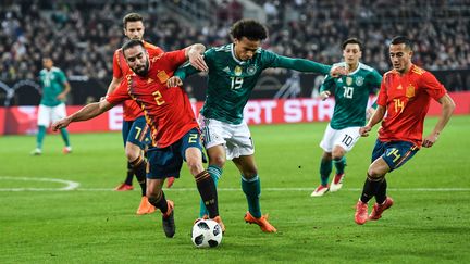 Dani Carvajal (Espagne, en rouge) résiste à Leroy Sané (Allemagne) (MARKUS GILLIAR / GES-SPORTFOTO)