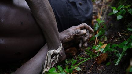 Dans ce conflit qui s'&eacute;ternise depuis une vingtaine d'ann&eacute;es, les populations civiles sont souvent les victimes d'exactions. Un homme a eu les mains li&eacute;es avant d'&ecirc;tre abattu fin juillet 2012. Le M23 accuse l'arm&eacute;e congolaise d'avoir massacr&eacute; 70 personnes parce qu'elles auraient eu un "lien familial" avec le groupe rebelle. (PHIL MOORE / AFP)