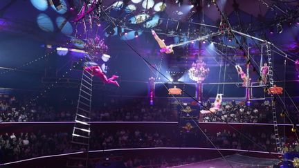 La famille Bouglione a repris du service et pour son 90ème anniversaire, elle place le trapèze volant au cœur du spectacle. Au cirque d’hiver à Paris, une représentation vertigineuse de trapézistes téméraires a lieu en ce moment. (France 2)