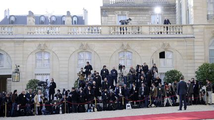 Pendant ce temps, les photographes patientent dans la cour du palais de l'Elys&eacute;e. (LIONEL BONAVENTURE / AFP)