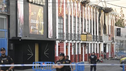 Police officers stand in front of the nightclub where 13 people died in a fire in Murcia (Spain), October 2, 2023. (JOSE JORDAN / AFP)