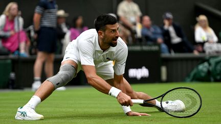 Novak Djokovic lors de son match contre Vit Kopriva au premier tour du tournoi de Wimbledon (Royaume-Uni), le 2 juillet 2024. (STRINGER / ANADOLU)