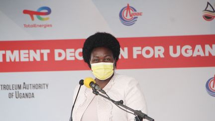 Ruth Nankabirwa, ministre ougandaise de l'Energie, annonce la signature d'un contrat d'exploitation pétrolière avec TotalEnergies et le chinois CNOOC, à Kampala, le 1er février 2022.&nbsp; (ZHANG GAIPING / XINHUA)