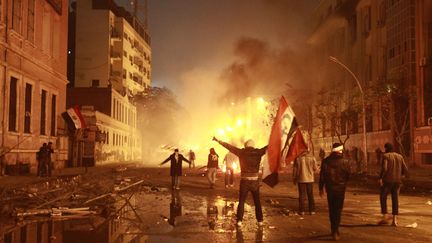 Manifestation pr&egrave;s du minist&egrave;re de l'Int&eacute;rieur au Caire (Egypte) &agrave; la suite des &eacute;meutes entre supporters de football qui ont fait au moins 74 morts &agrave; Port-Sa&iuml;d, le 2 f&eacute;vrier 2012. (ASMAA WAGUIH / REUTERS)