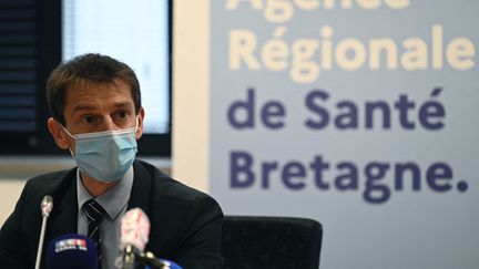 Stéphane Mulliez,&nbsp;le directeur de l'ARS Bretagne, lors d'un point presse à Saint-Brieuc (Côtes-d'Armor), le 16 mars 2021. (DAMIEN MEYER / AFP)