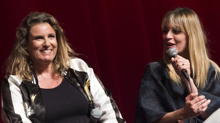 La réalisatrice Lisa Azuelos et l'actrice Sveva Alviti (qui joue le rôle principal dans "Dalida") au festival Colcoa le 28 avril 2017.
 (VALERIE MACON / AFP)