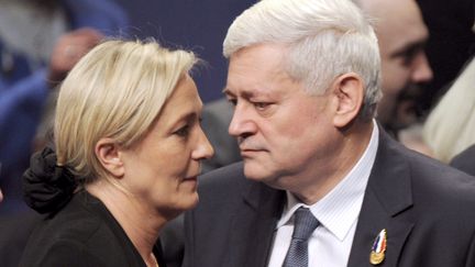 Marine Le Pen et Bruno Gollnisch en janvier 2011 &agrave; Tours, lors de la victoire de la fille de Jean-Marie Le Pen contre Gollnisch, aux &eacute;lections internes du Front national. (ALAIN JOCARD / AFP)