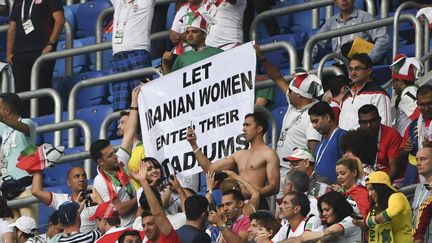 Le mouvement "OpenStadiums"&nbsp;a affiché une banderole pendant&nbsp;la rencontre entre l'Iran et le Maroc, le 15 juin 2018 à Saint-Pétersbourg (Russie). (PAUL ELLIS / AFP)