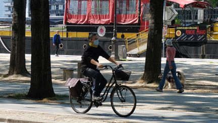 "Quand on fait du vélo, c'est difficile de porter un masque, cela aboutit à une gêne respiratoire", affirme&nbsp;Alexis Frémeaux, président de l’association Mieux se déplacer à bicyclette (photo d'illustration). (VANESSA DESCOURAUX / RADIOFRANCE)