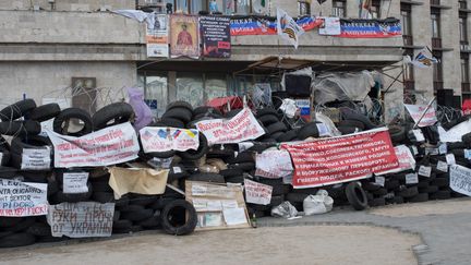 Des barricades devant un b&acirc;timent administratif &agrave;&nbsp;Donetsk (Ukraine), le 5 mai 2014. (CITIZENSIDE / JOHN RAMSPOTT / AFP)