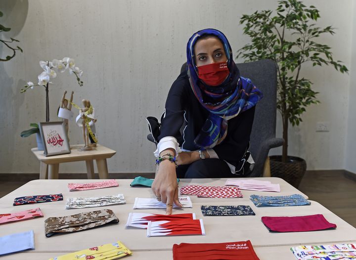 Au Bahrain, Noor Khamdan, fondatrice de BH Mask, propose des masques&nbsp;"colorés et lavables"&nbsp;d'environ 3 euros, permettant aussi de "réserver les masques chirurgicaux à ceux qui en ont le plus besoin, comme le personnel médical".&nbsp;25 avril 2020 (MAZEN MAHDI / AFP)