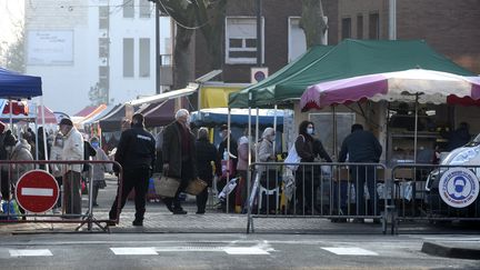 Un marché à Dunkerque, dans le Nord, le 27 février 2021. (FRANCOIS LO PRESTI / AFP)