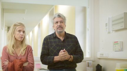 Léa Drucker et Alain Chabat dans "Incroyable mais vrai" de Quentin Dupieux (2022).&nbsp; (DIAPHANA DISTRIBUTION)