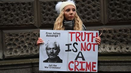 Une femme qui soutient le fondateur de WikiLeaks, Julian Assange, manifeste à Londres (Royaume-Uni) avant la décision sur son extradition, le 4 janvier 2021. (DANIEL LEAL-OLIVAS / AFP)