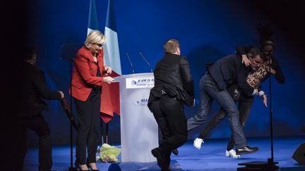 Une femen interrompt le meeting de Marine Le Pen au Zénith de Paris, lundi 17 avril 2017. (CITIZENSIDE/SAMUEL BOIVIN)