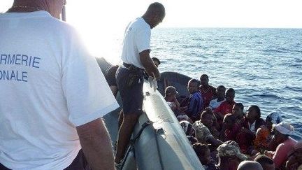 Des Comoriens qui tentent d'entrer clandestinement à Mayotte sont interceptés par des officiers de la gendarmerie française, le 6 mai 2009.  ( AFP PHOTO / GENDARMERIE NATIONALE AFP PHOTO / GENDARMERIE NATIONALE)