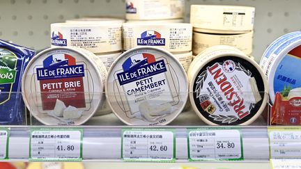 Des fromages importés de France dans un supermarché à Pékin (Chine), le 21 août 2024. (PEDRO PARDO / AFP)