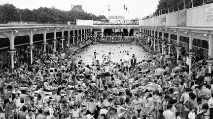 Des Parisiens lors d'une vague de chaleur en juin 1957. (- / AFP)