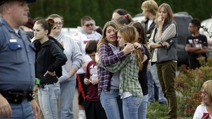 &nbsp; (Devant le lycée de Marysville-Pilchuck après la fusillade vendredi  © REUTERS/Jason Redmond)